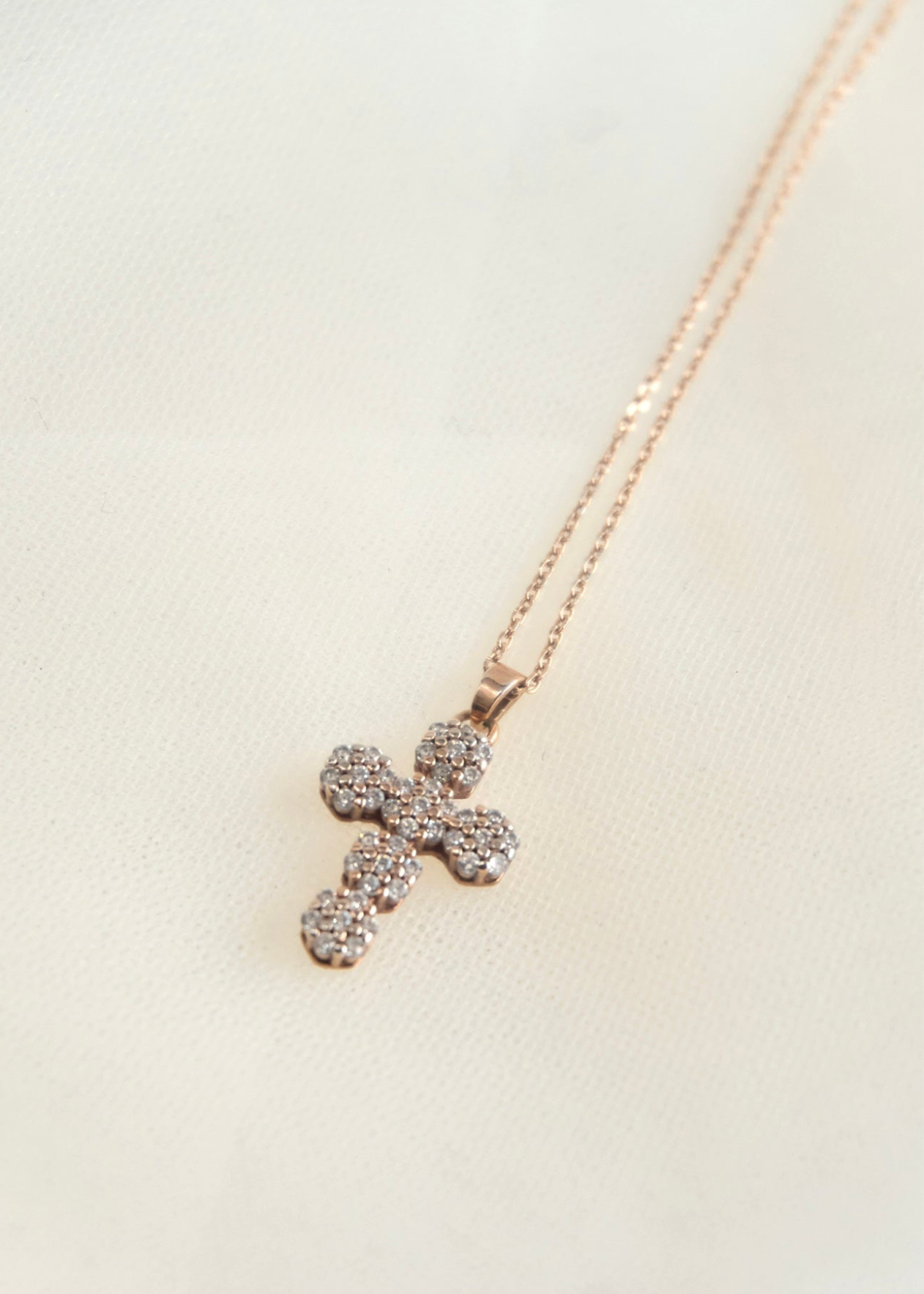 BIJOU CROSS NECKLACE – YILON